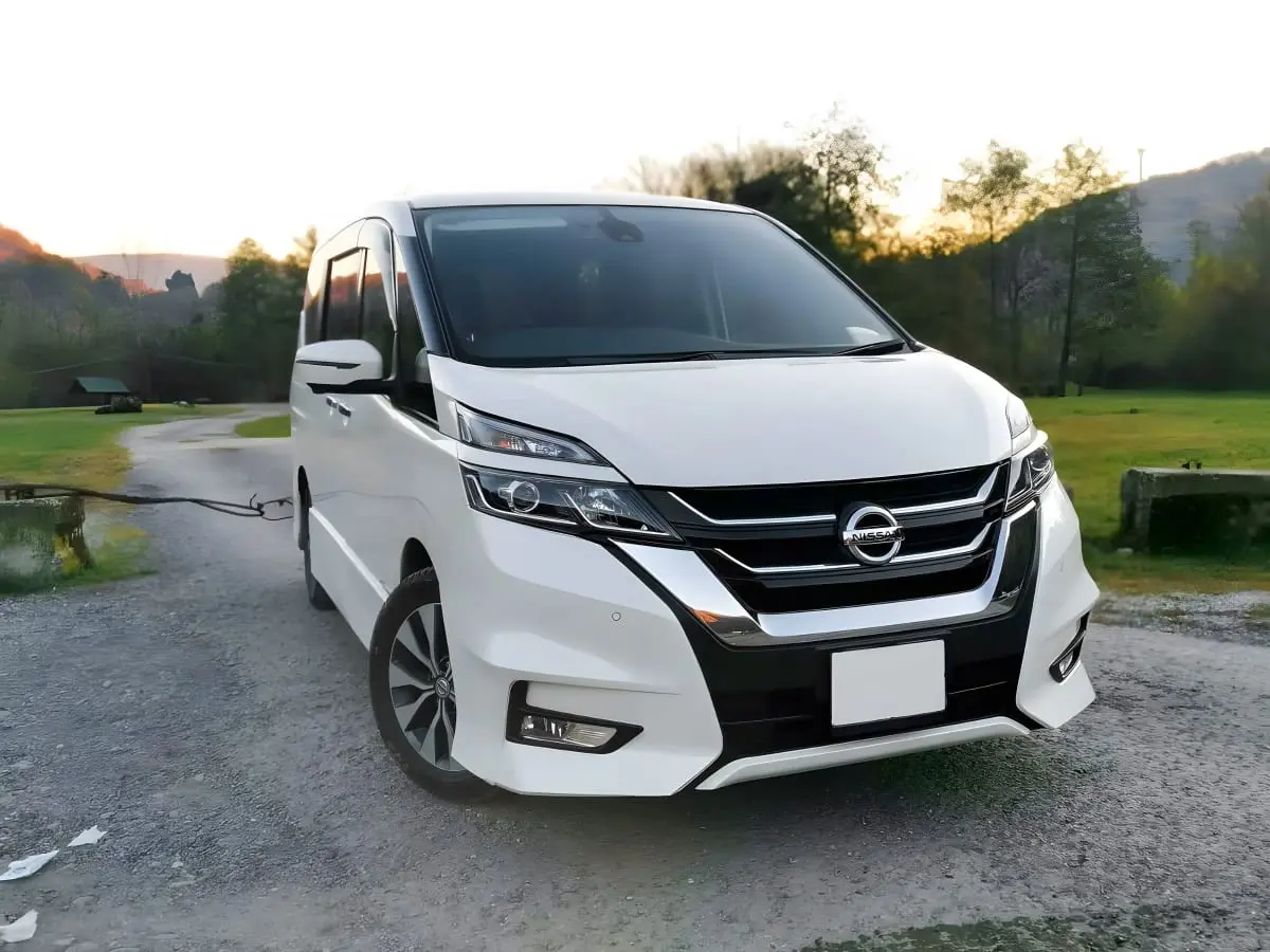 Микроавтобус Nissan Serena