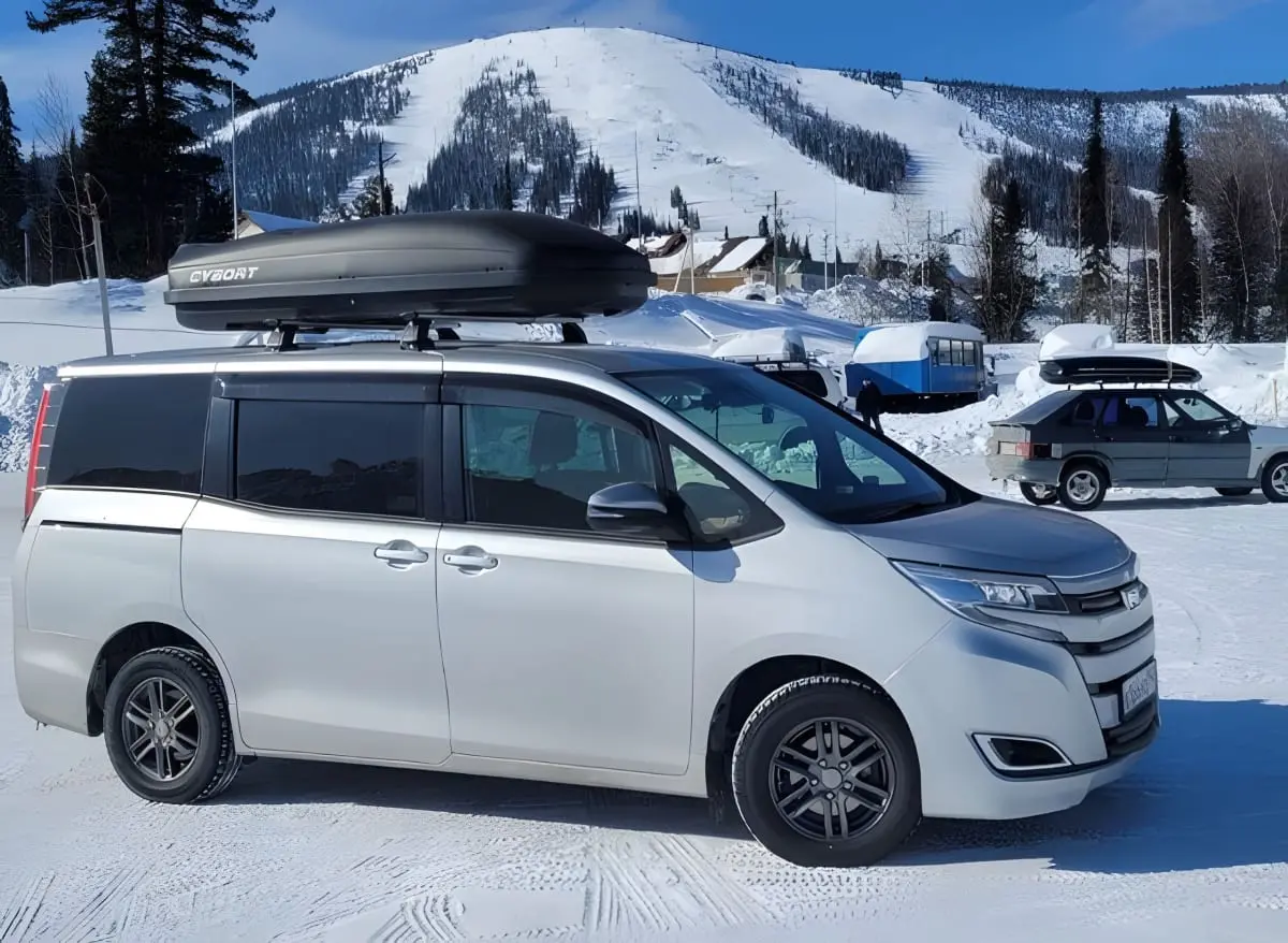 Минивэн Toyota Noah