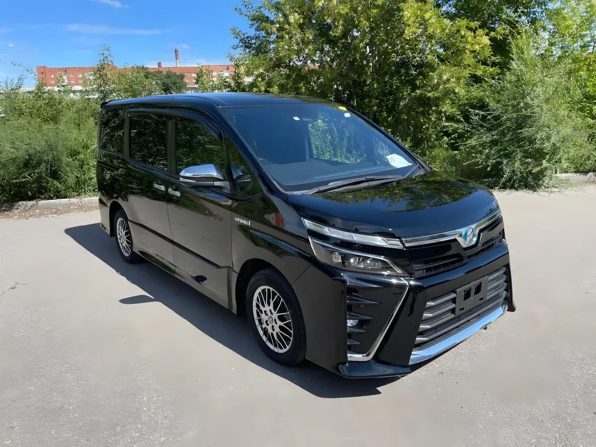 Минивэн Toyota Voxy на 6 мест для пассажиров