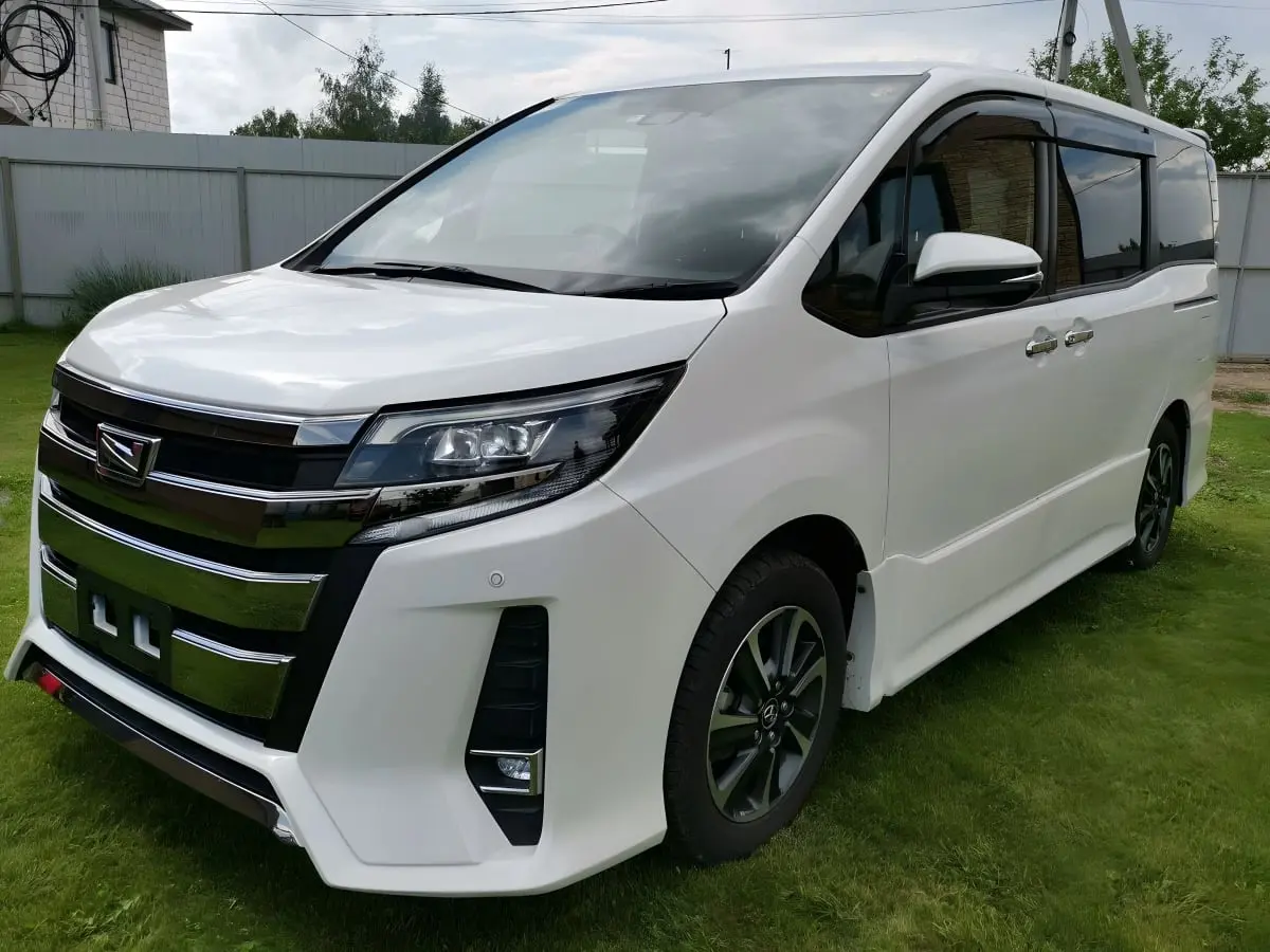 Toyota Noah минивэн на 6 пассажирских мест