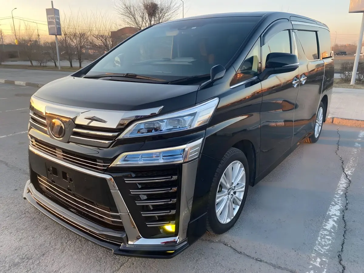 Минивэн Toyota Vellfire на пассажирских 6 мест